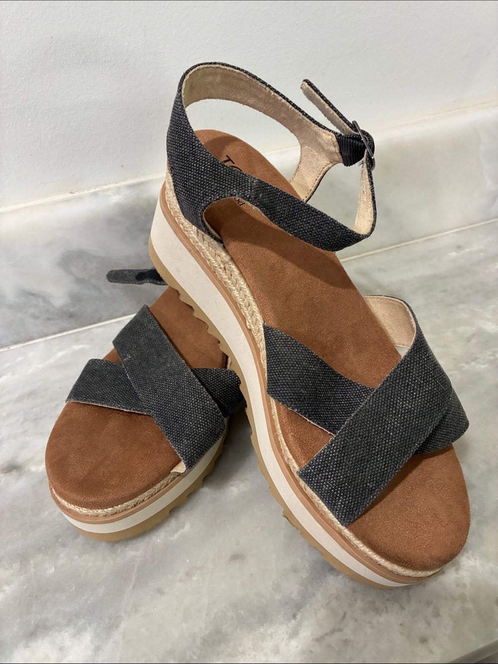NWT Black canvas Cross-Strap Platform Sandals with Brown Footbed 7.5
